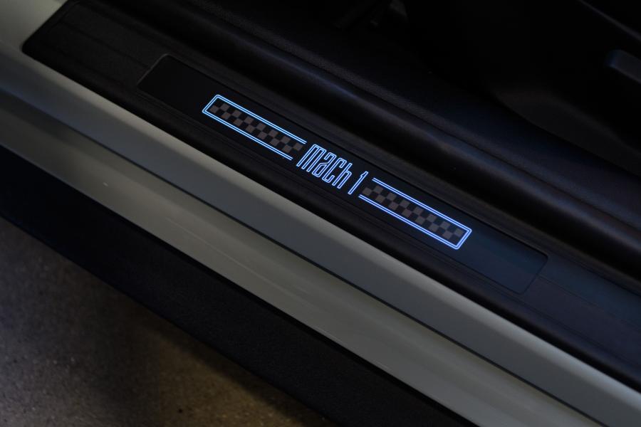 Детали интерьера Ford Mustang Mach 1 Handling Package 2021 года  (фото 18 из 21)